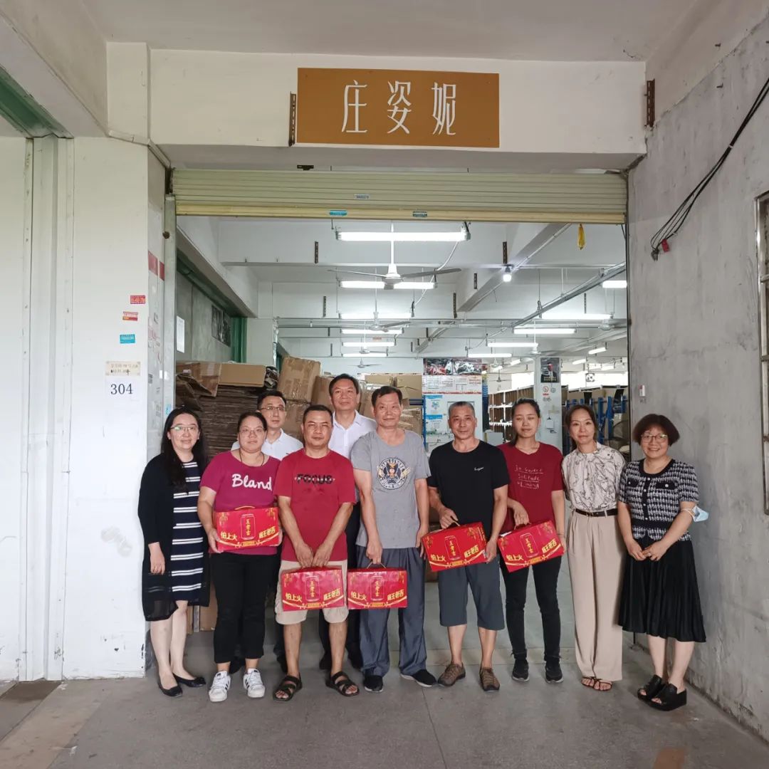 腾博会诚信为本,专业服务!集团工会开展“送清凉 送关爱”活动 致敬夏日里的坚守 腾博会诚信为本,专业服务!集团工会开展“送清凉 送关爱”活动 致敬夏日里的坚守