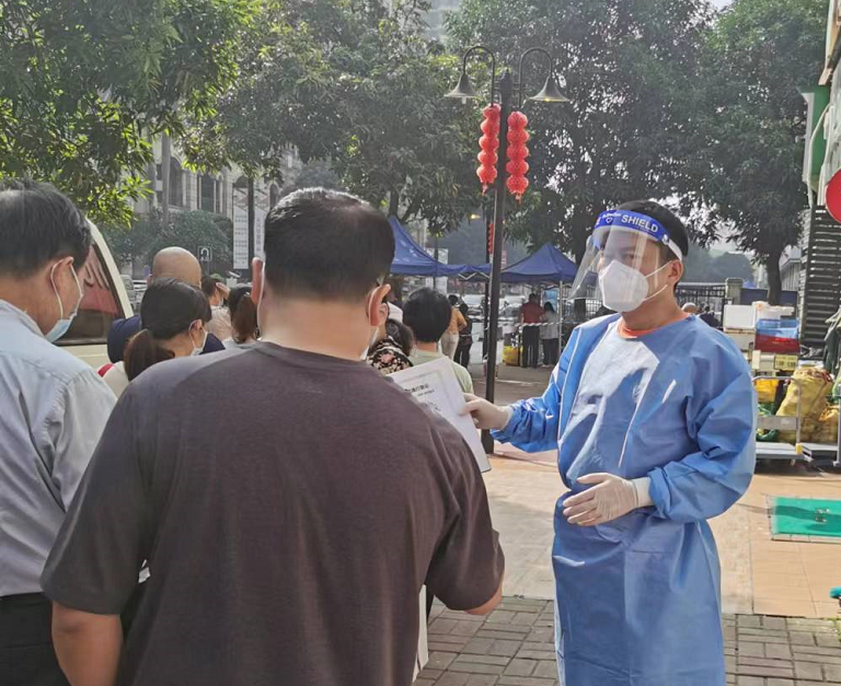 使命在肩,冲锋在前!腾博会诚信为本,专业服务!集团党员干部就地“转岗”变身抗疫志愿者 使命在肩,冲锋在前!腾博会诚信为本,专业服务!集团党员干部就地“转岗”变身抗疫志愿者