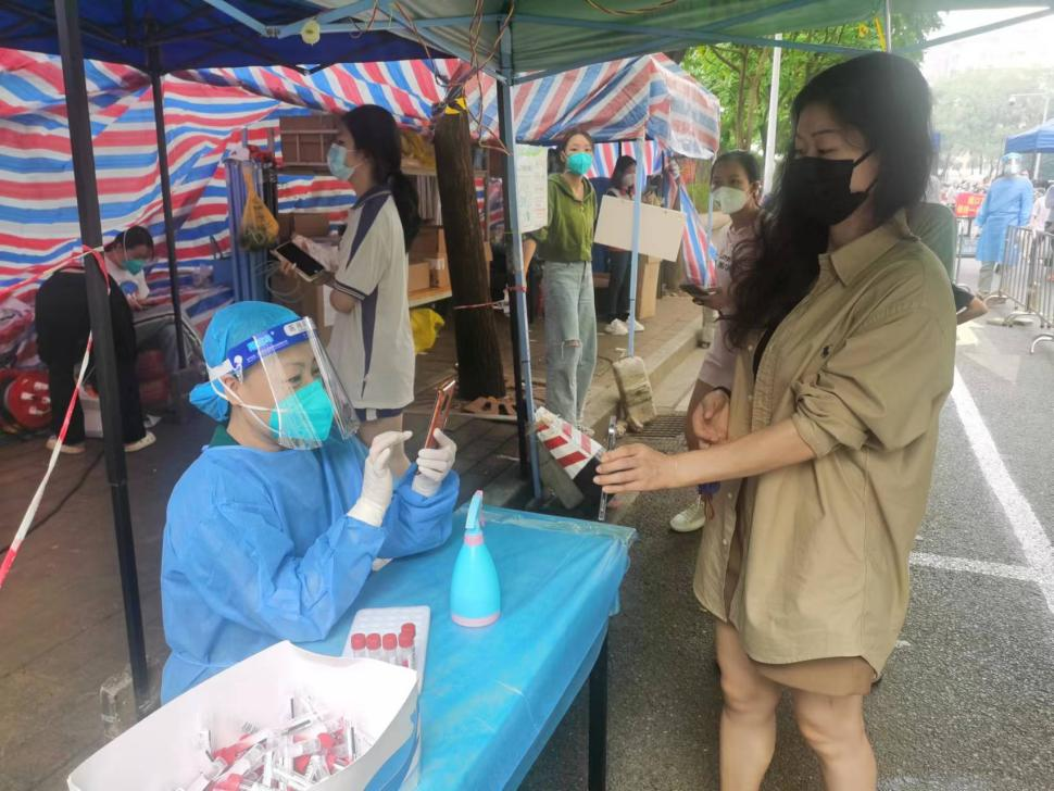 使命在肩,冲锋在前!腾博会诚信为本,专业服务!集团党员干部就地“转岗”变身抗疫志愿者 使命在肩,冲锋在前!腾博会诚信为本,专业服务!集团党员干部就地“转岗”变身抗疫志愿者