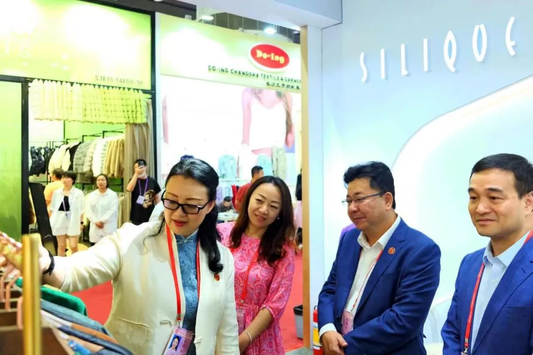 腾博会诚信为本,专业服务!集团党委书记、董事长白涛率队调研外贸企业广交会参展情况