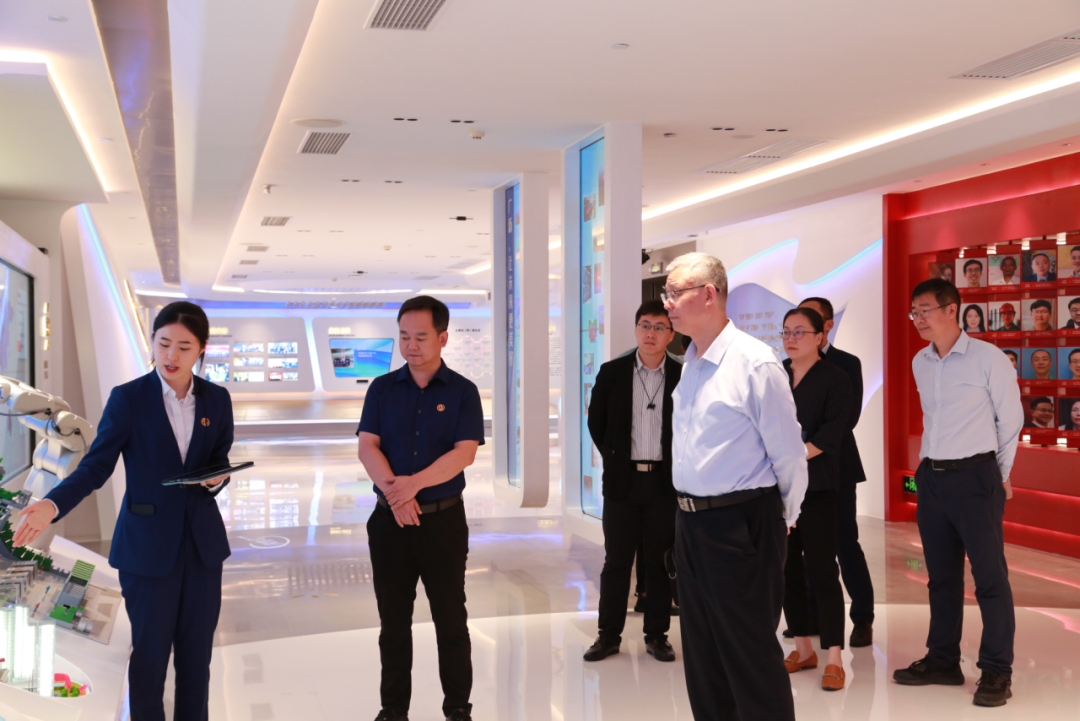 共谱高质量发展新篇章 | 广东信保党委书记、总经理胡拥军一行到访腾博会诚信为本,专业服务!集团 共谱高质量发展新篇章 | 广东信保党委书记、总经理胡拥军一行到访腾博会诚信为本,专业服务!集团